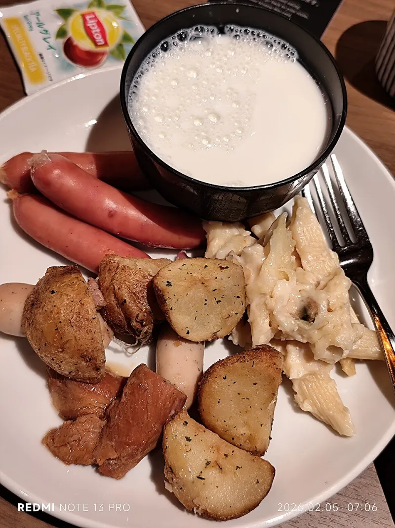 The Buffet Isn't the Problem: A Week-Long Strategy for Eating on Vacation (Without the Post-Trip Crash)